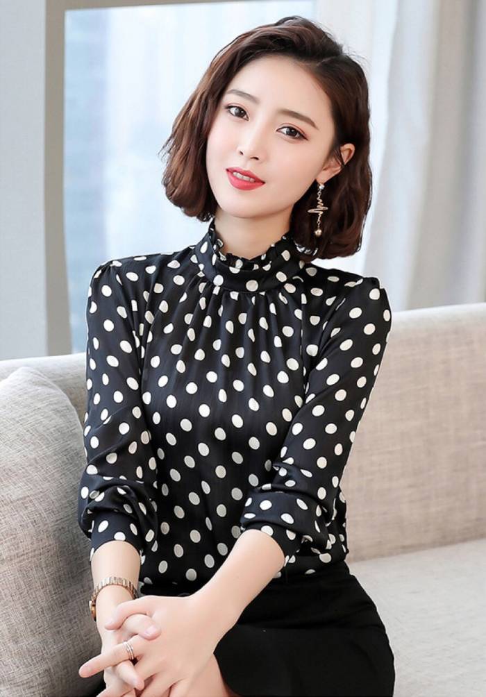 Mẫu áo sơ mi nữ họa tiết nền đen sang trọng