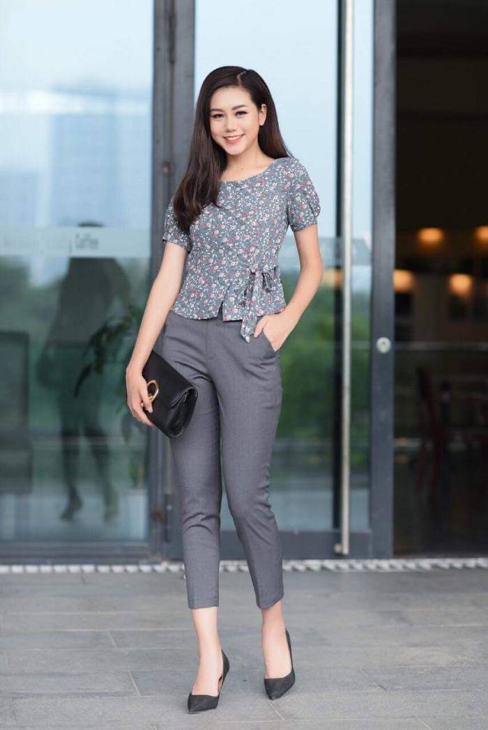 Mẫu quần tay cồn sở phối cùng sơ mi họa tiết thanh lịch