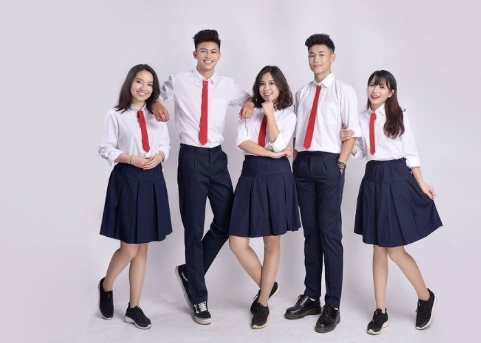 Đồng phục sơ mí trắng khi phối với váy và quần tây mang lại vẻ đẹp trẻ trung