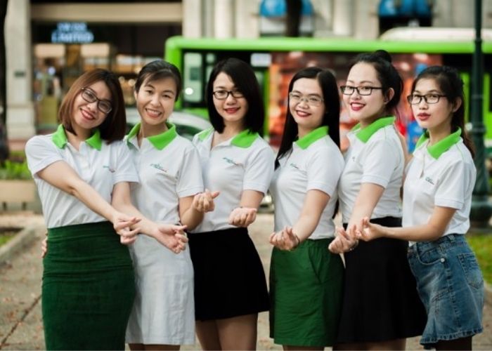 Đồng phục áo thun trắng có cổ kết hợp với màu xanh lá