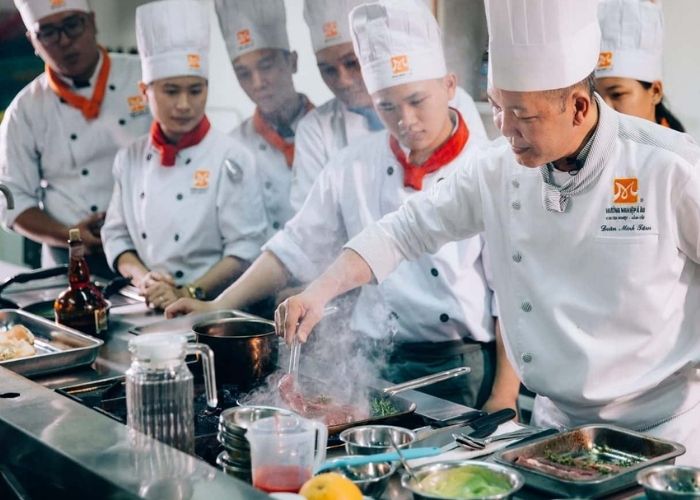 Ngành đầu bếp với mũ, áo đồng phục trắng