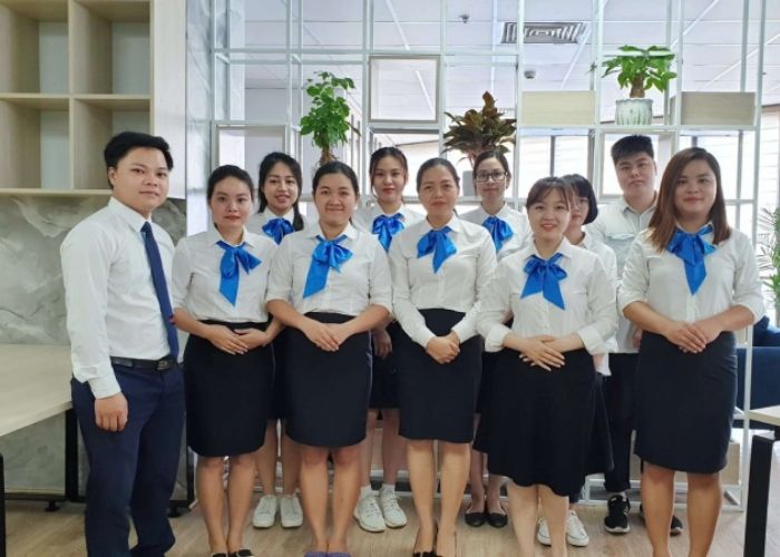 Đồng phục sơ mi trắng kết hợp nơ xanh và cà vạt xanh