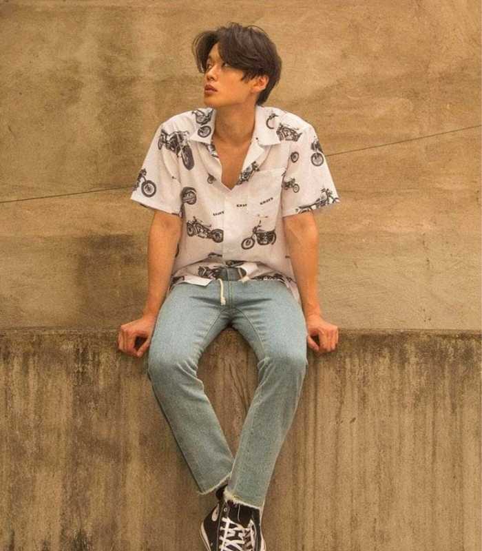 Phối sơ mi hoạ tiết và quần jeans mang đến vẻ đẹp năng động, phóng khoáng