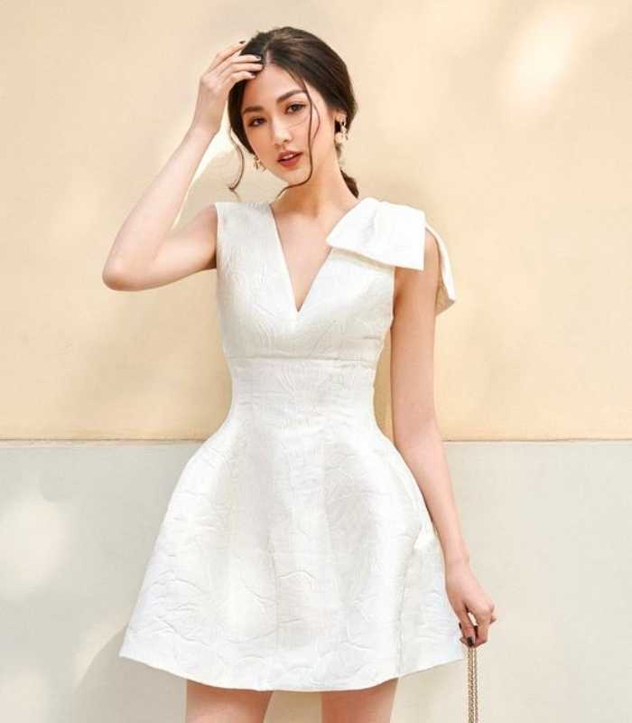 Đầm công sở cổ V nổi bật với vẻ đẹp quyến rũ và gợi cảm