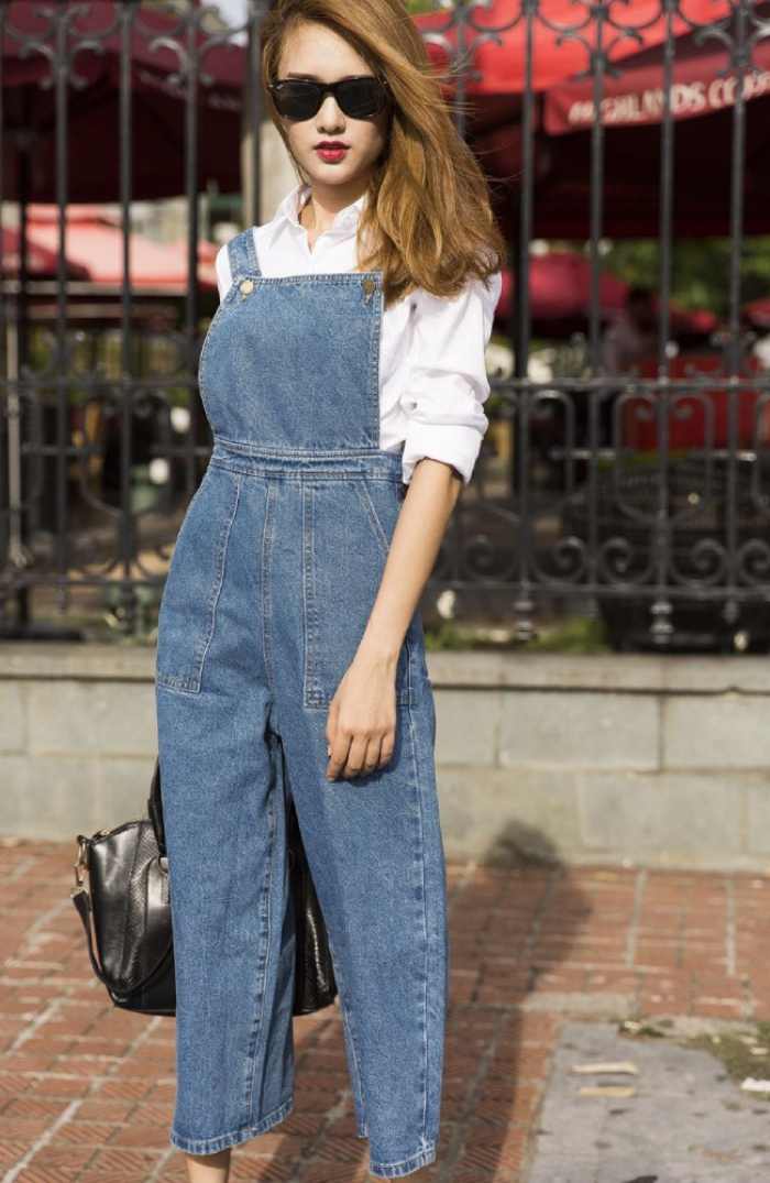 Khỏe khoắn, năng động trong set trang phục áo sơ mi trắng và quần yếm jeans