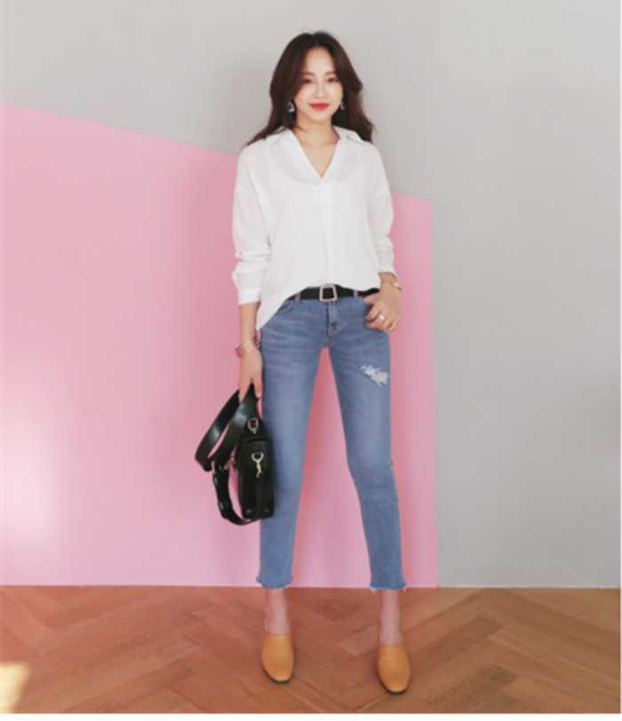 Mix áo sơ mi trắng công sở dài tay với quần jeans tươi trẻ