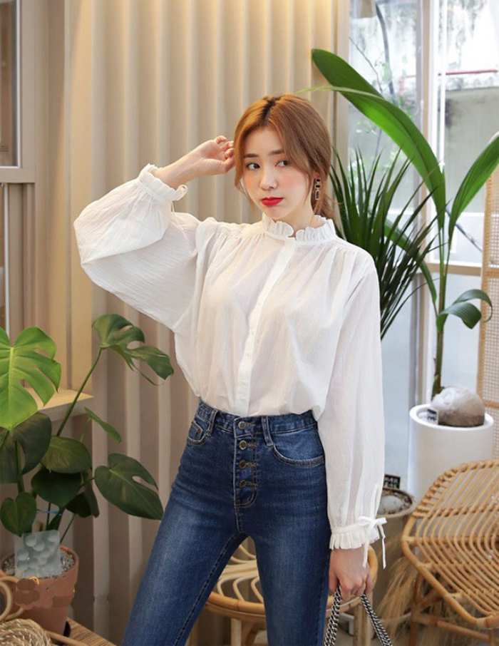 Áo blouse mix cùng jeans tạo nên set trang phục hoàn hảo